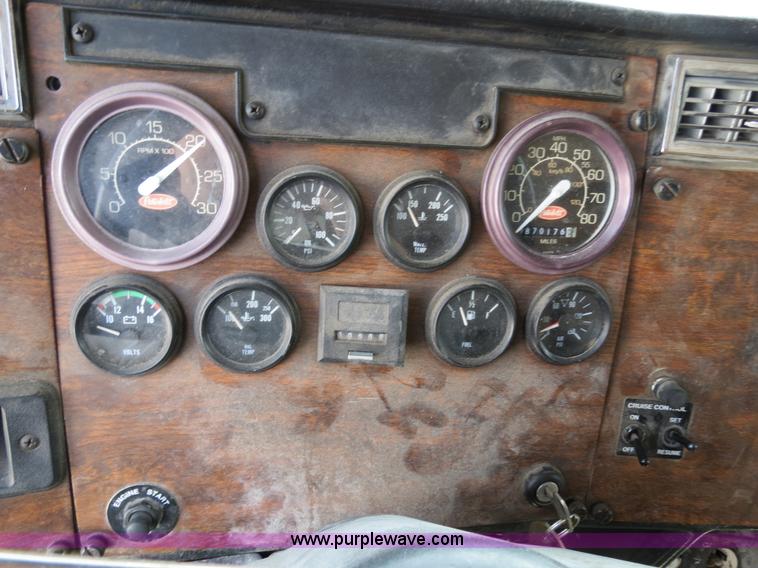 image for item B4524 2000 Peterbilt 377 semi truck