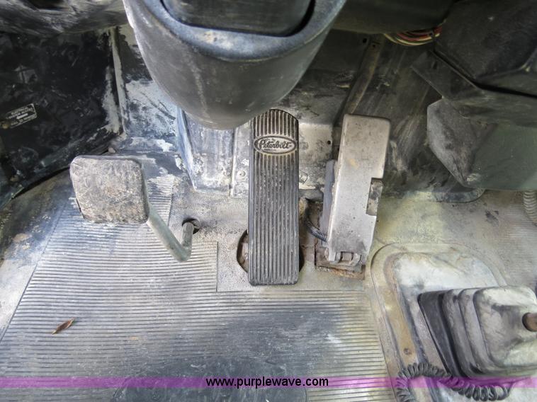 image for item B4524 2000 Peterbilt 377 semi truck