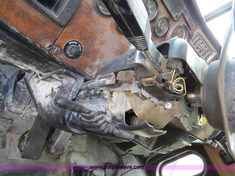 image for item B4524 2000 Peterbilt 377 semi truck