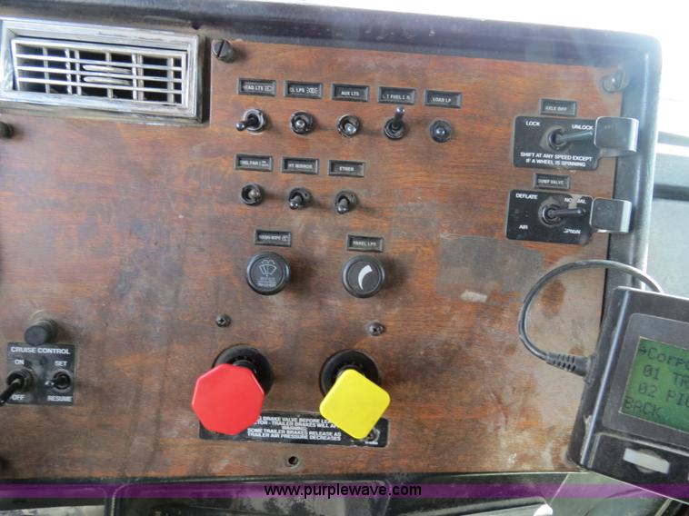 image for item B4524 2000 Peterbilt 377 semi truck