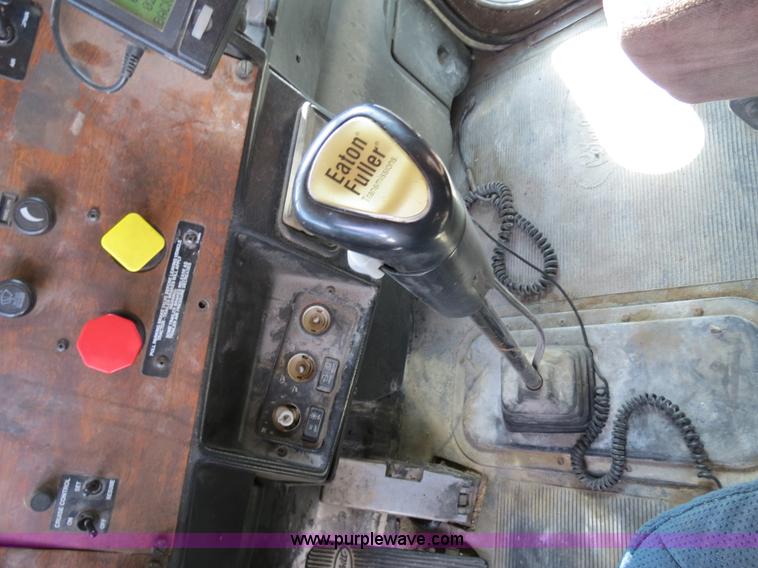 image for item B4524 2000 Peterbilt 377 semi truck