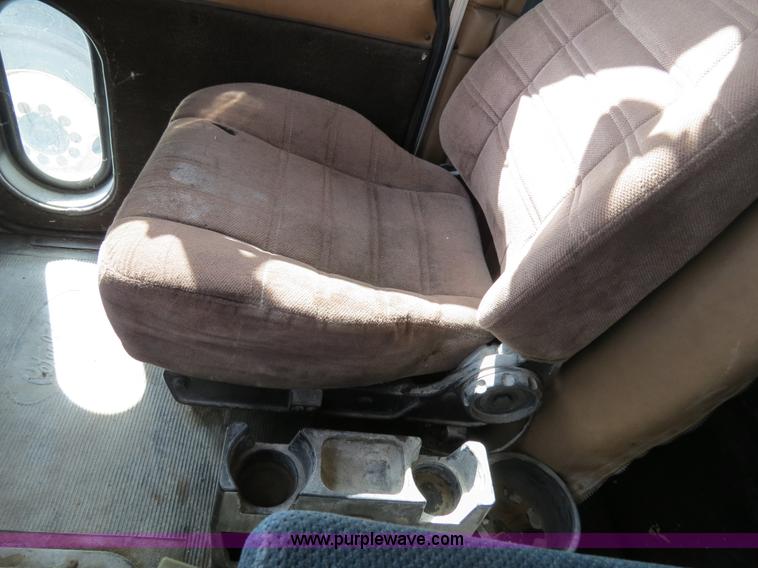 image for item B4524 2000 Peterbilt 377 semi truck