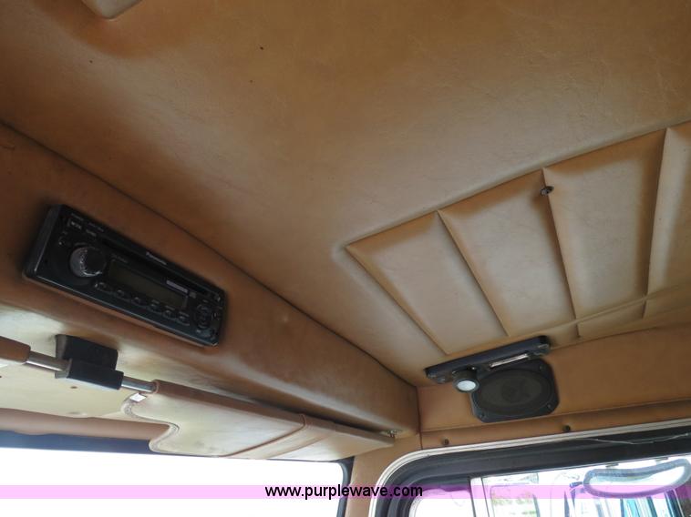 image for item B4524 2000 Peterbilt 377 semi truck