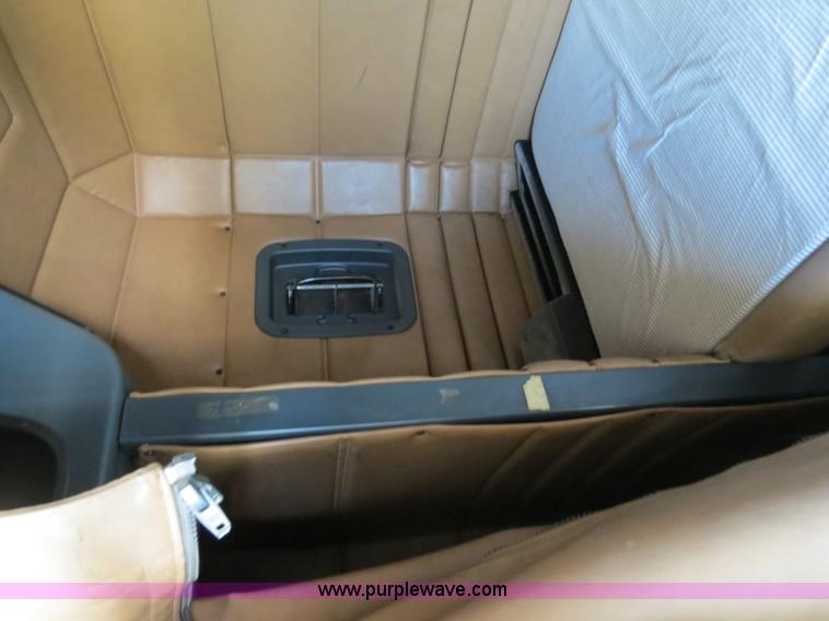 image for item B4524 2000 Peterbilt 377 semi truck