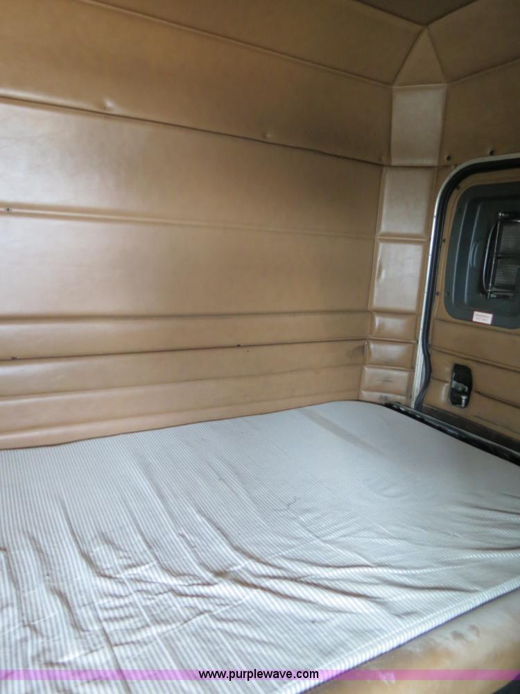 image for item B4524 2000 Peterbilt 377 semi truck