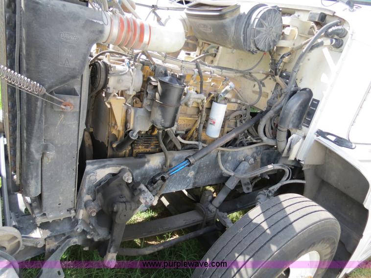 image for item B4524 2000 Peterbilt 377 semi truck