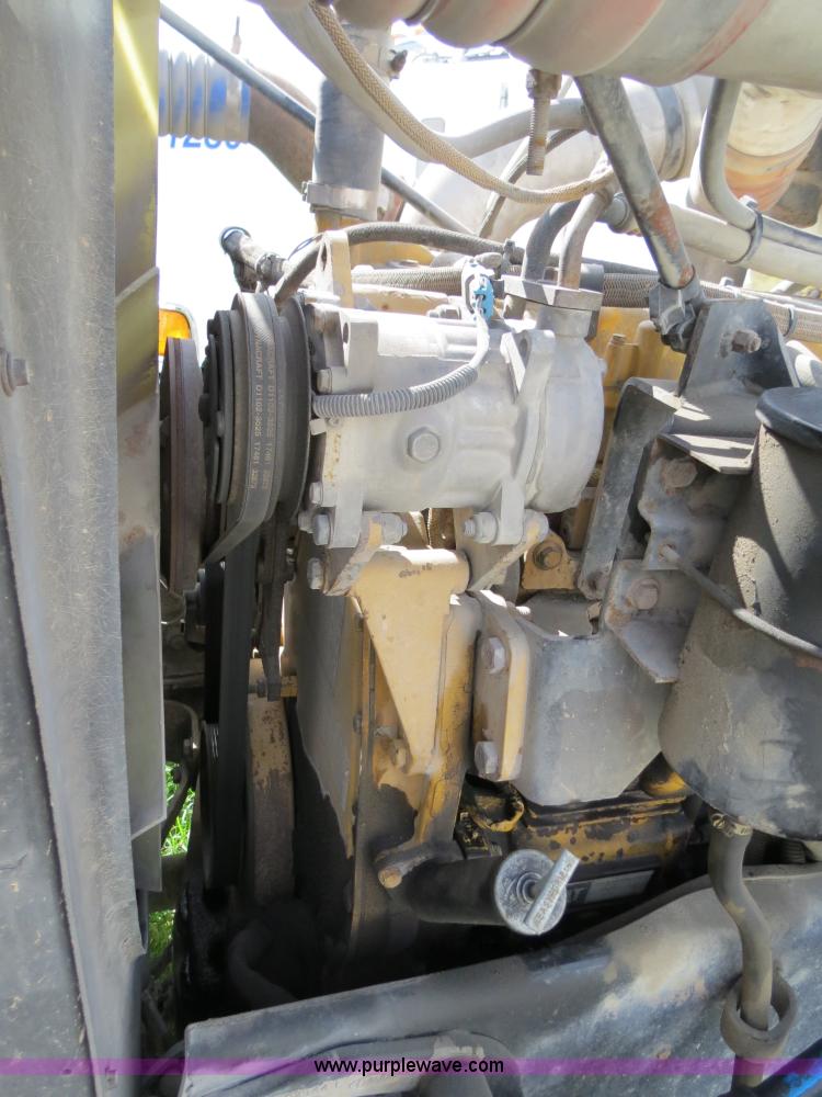 image for item B4524 2000 Peterbilt 377 semi truck