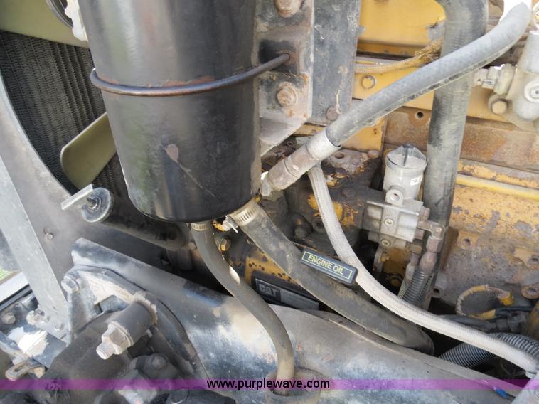 image for item B4524 2000 Peterbilt 377 semi truck