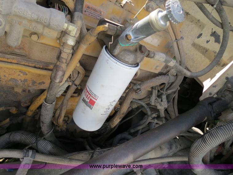 image for item B4524 2000 Peterbilt 377 semi truck