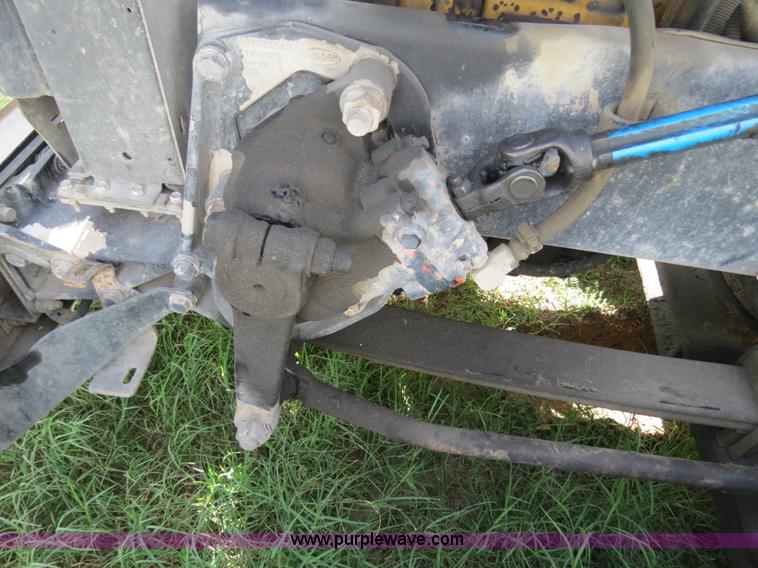 image for item B4524 2000 Peterbilt 377 semi truck