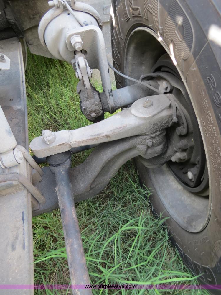 image for item B4524 2000 Peterbilt 377 semi truck