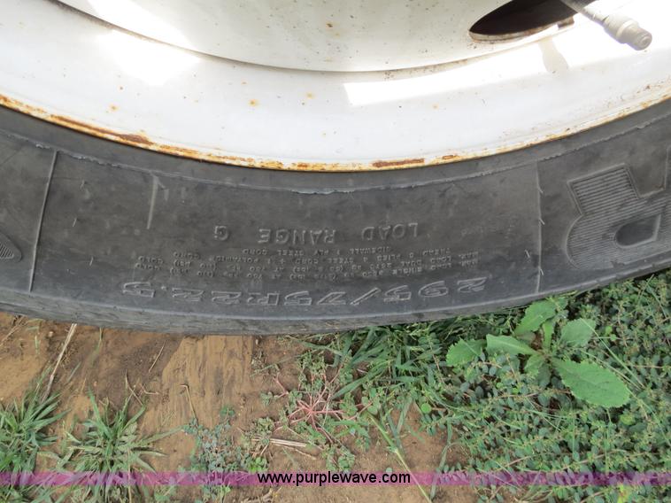 image for item B4524 2000 Peterbilt 377 semi truck