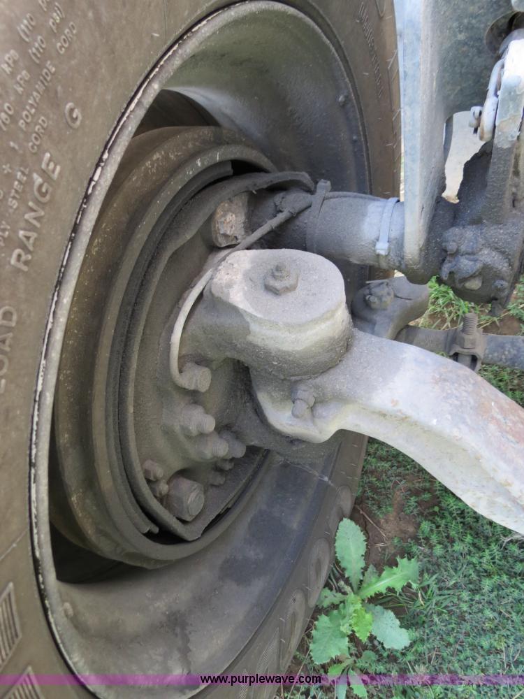 image for item B4524 2000 Peterbilt 377 semi truck