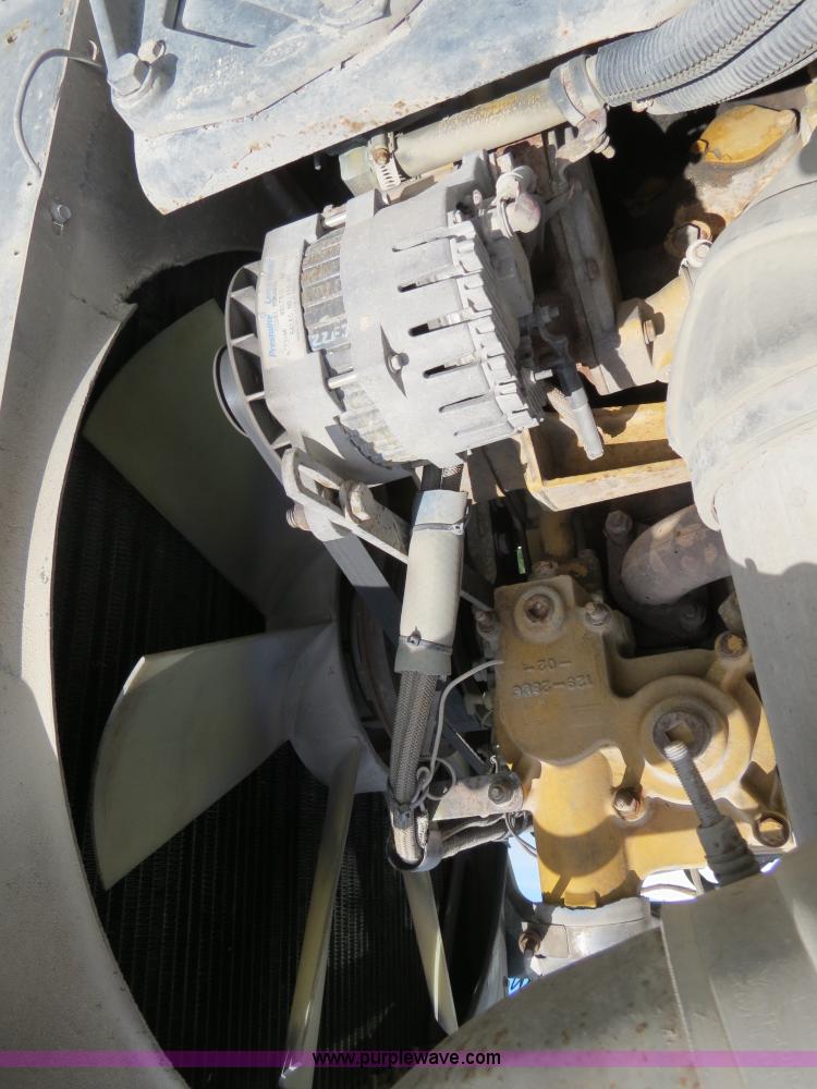 image for item B4524 2000 Peterbilt 377 semi truck