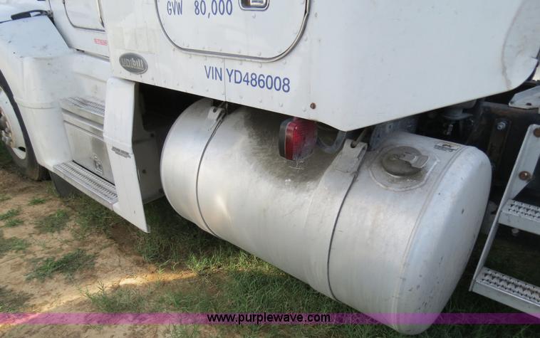 image for item B4524 2000 Peterbilt 377 semi truck