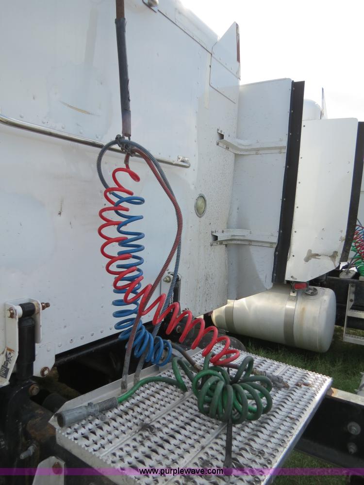 image for item B4524 2000 Peterbilt 377 semi truck