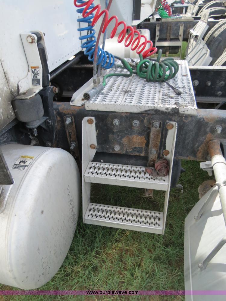 image for item B4524 2000 Peterbilt 377 semi truck