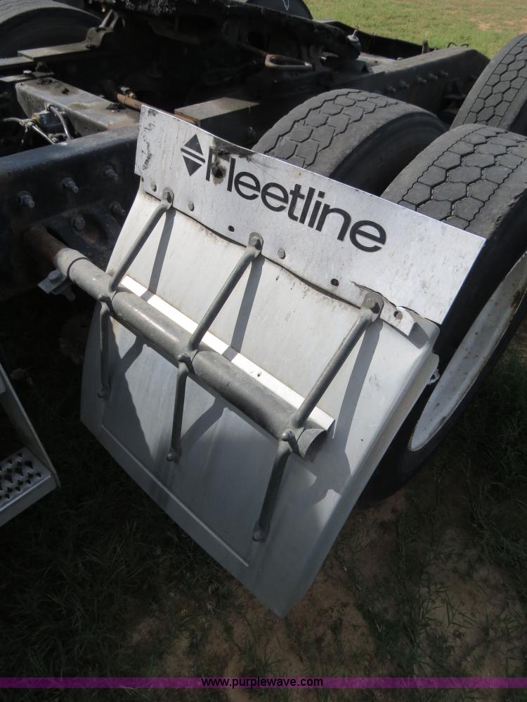 image for item B4524 2000 Peterbilt 377 semi truck