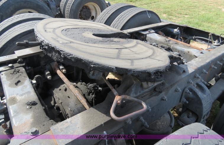 image for item B4524 2000 Peterbilt 377 semi truck