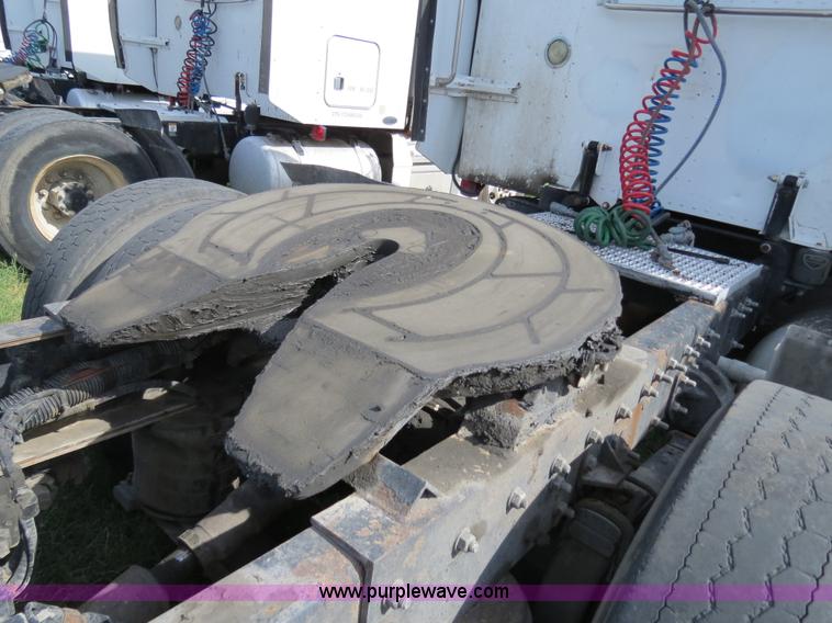 image for item B4524 2000 Peterbilt 377 semi truck