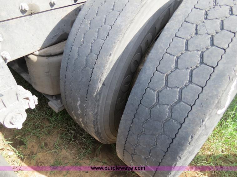 image for item B4524 2000 Peterbilt 377 semi truck