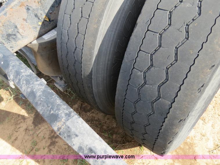 image for item B4524 2000 Peterbilt 377 semi truck