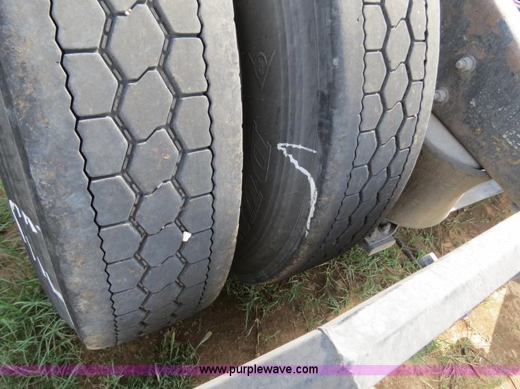 image for item B4524 2000 Peterbilt 377 semi truck