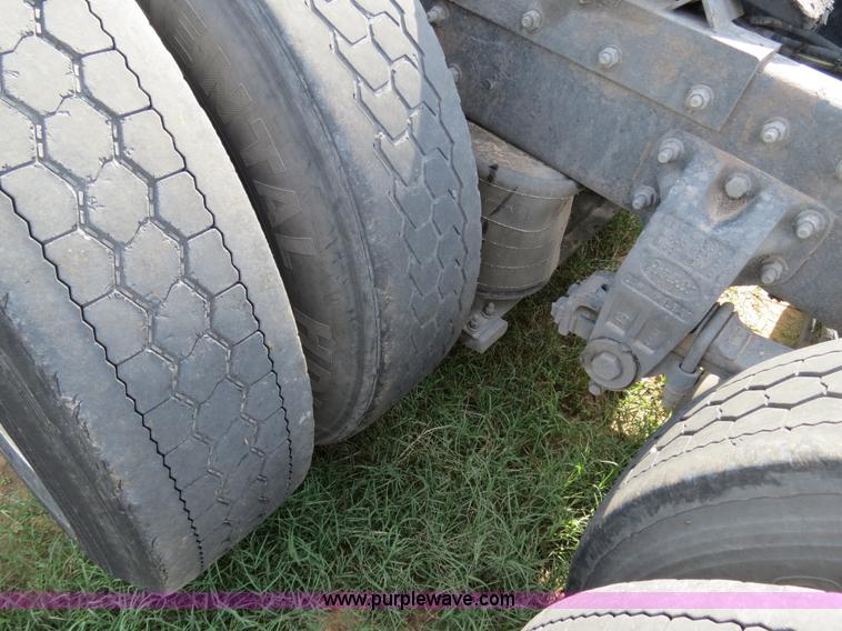 image for item B4524 2000 Peterbilt 377 semi truck