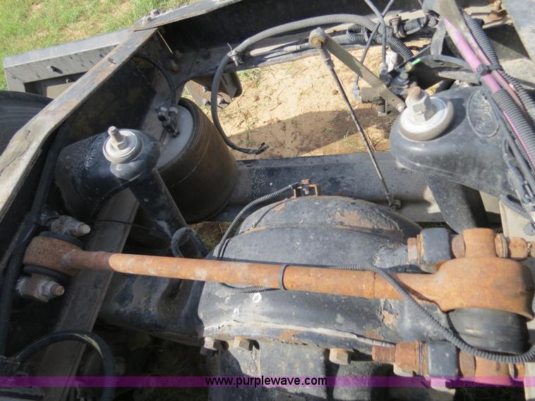 image for item B4524 2000 Peterbilt 377 semi truck