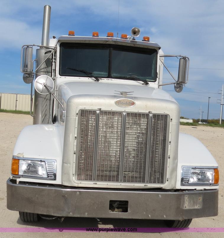 image for item B4525 2000 Peterbilt 377 semi truck