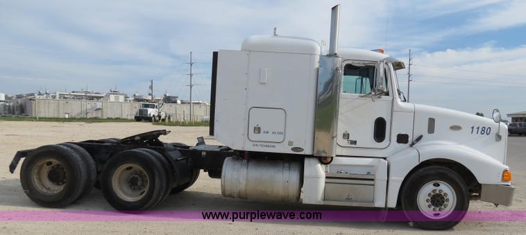 image for item B4525 2000 Peterbilt 377 semi truck