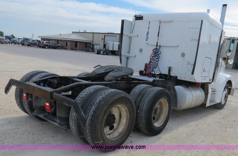 image for item B4525 2000 Peterbilt 377 semi truck