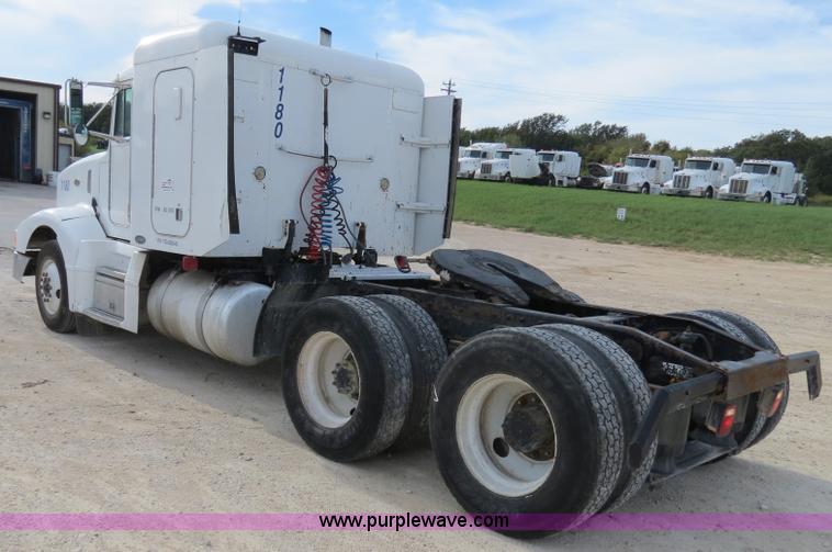 image for item B4525 2000 Peterbilt 377 semi truck