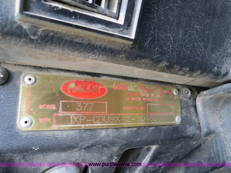 image for item B4525 2000 Peterbilt 377 semi truck