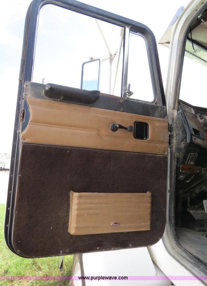 image for item B4525 2000 Peterbilt 377 semi truck