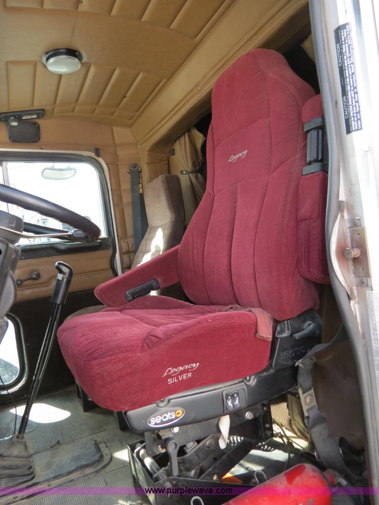 image for item B4525 2000 Peterbilt 377 semi truck