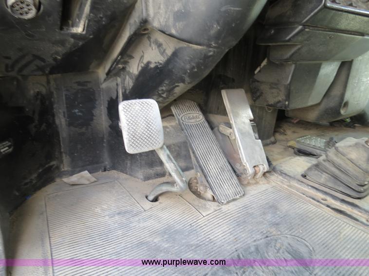 image for item B4525 2000 Peterbilt 377 semi truck