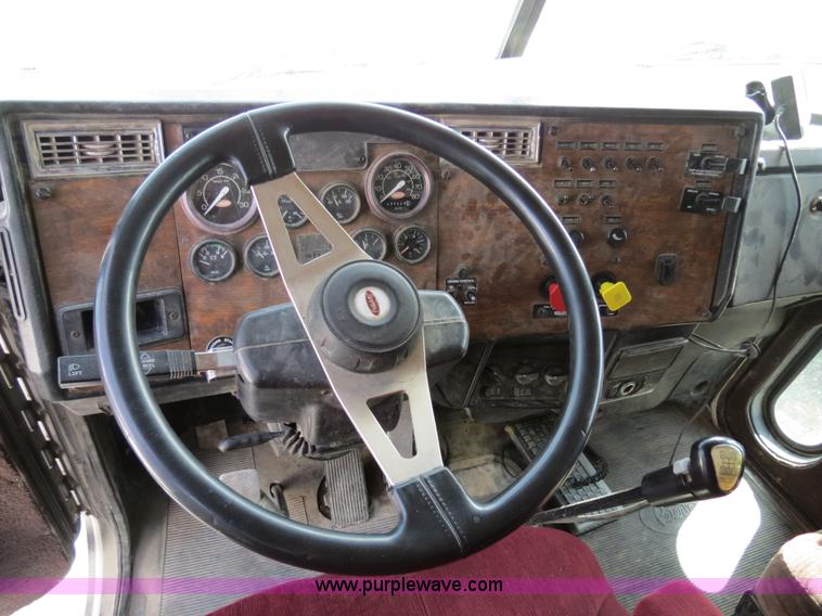 image for item B4525 2000 Peterbilt 377 semi truck