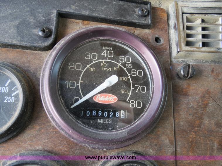 image for item B4525 2000 Peterbilt 377 semi truck