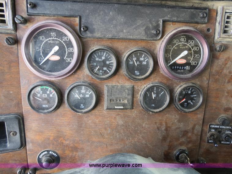 image for item B4525 2000 Peterbilt 377 semi truck