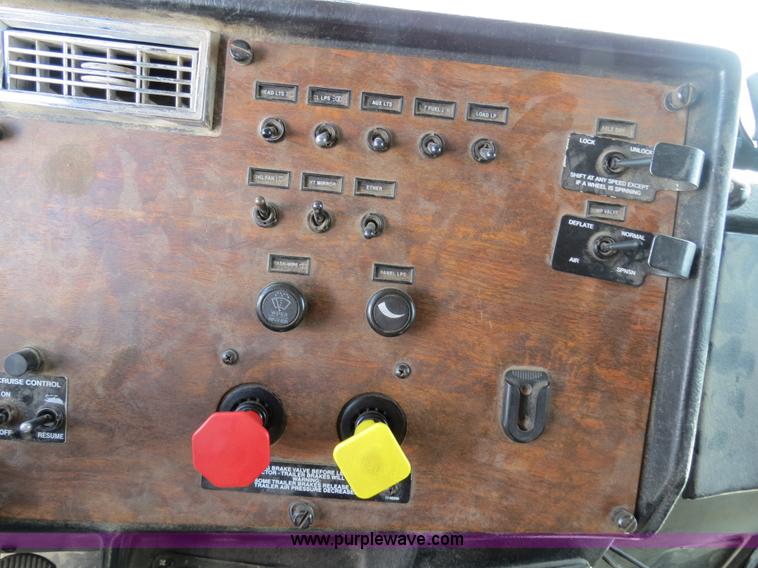 image for item B4525 2000 Peterbilt 377 semi truck