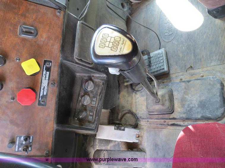 image for item B4525 2000 Peterbilt 377 semi truck