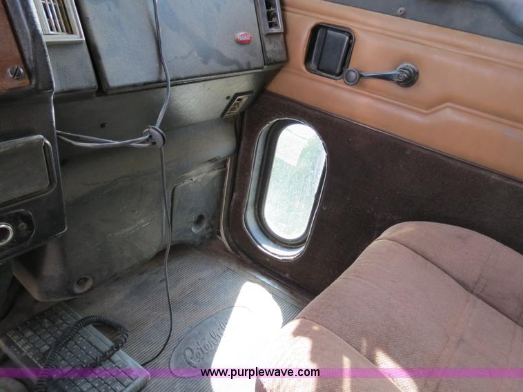 image for item B4525 2000 Peterbilt 377 semi truck