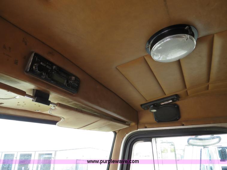 image for item B4525 2000 Peterbilt 377 semi truck