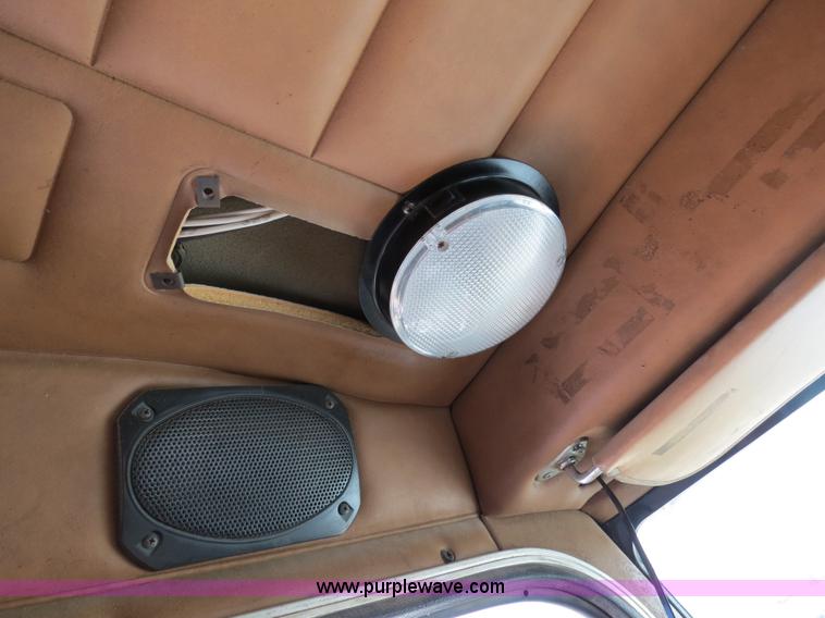 image for item B4525 2000 Peterbilt 377 semi truck