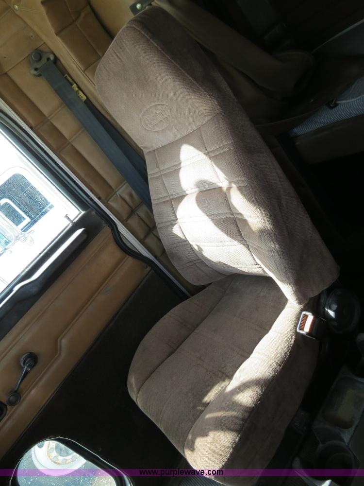 image for item B4525 2000 Peterbilt 377 semi truck