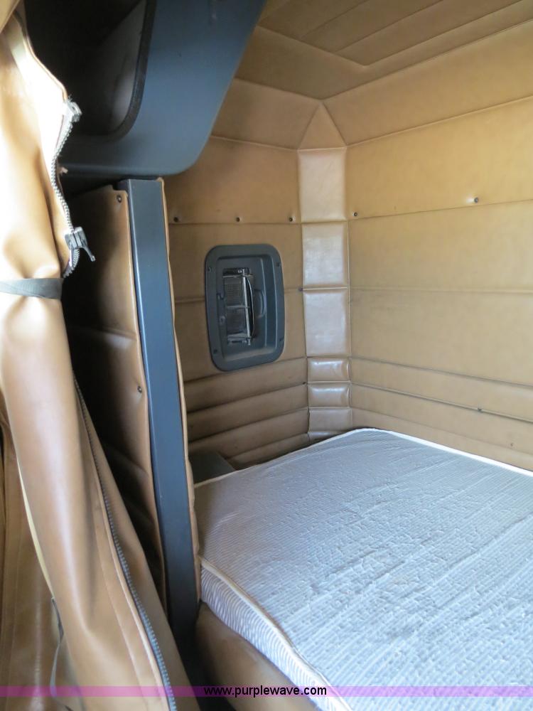 image for item B4525 2000 Peterbilt 377 semi truck