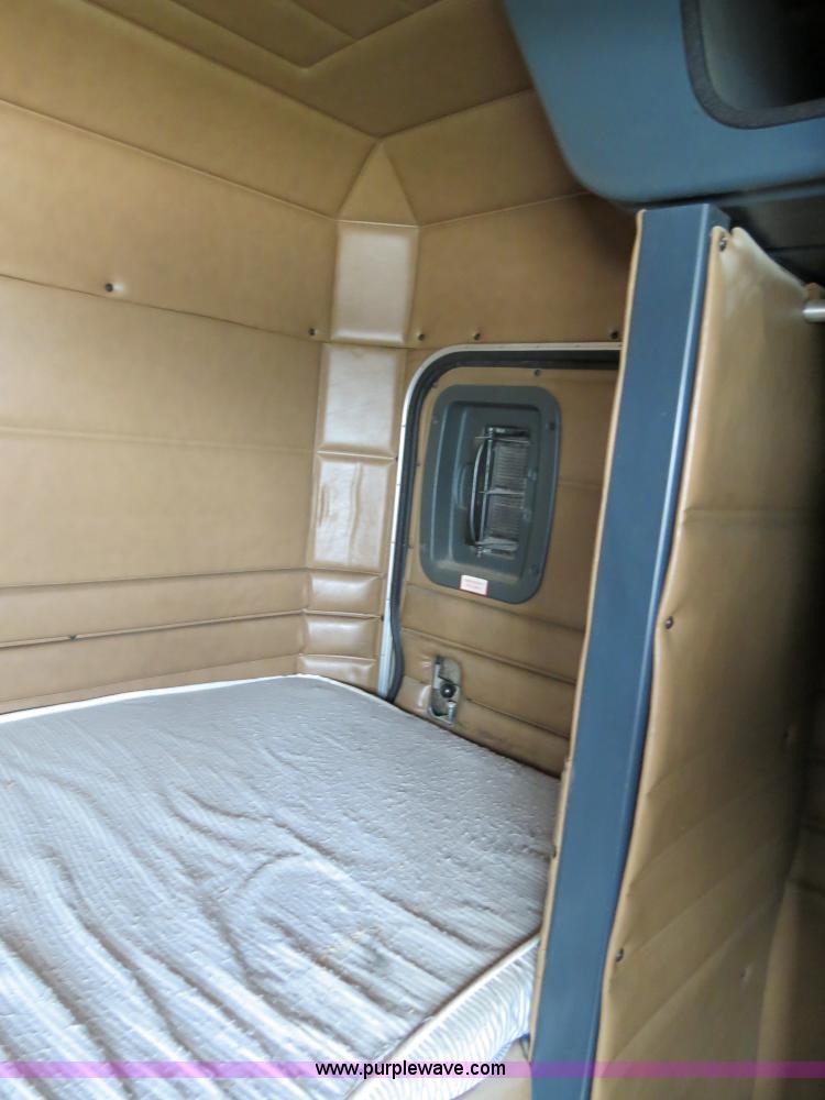 image for item B4525 2000 Peterbilt 377 semi truck