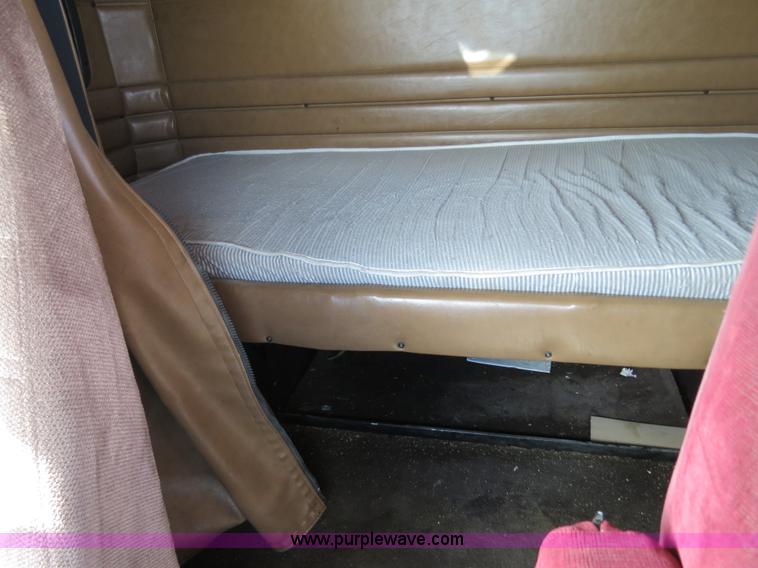 image for item B4525 2000 Peterbilt 377 semi truck