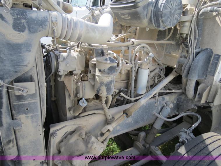 image for item B4525 2000 Peterbilt 377 semi truck